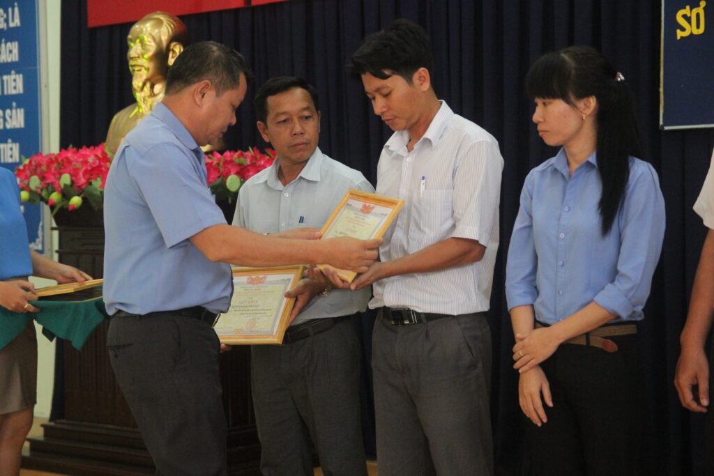 Đồng chí Bí thư Đảng ủy trao giấy khen cho tập thể