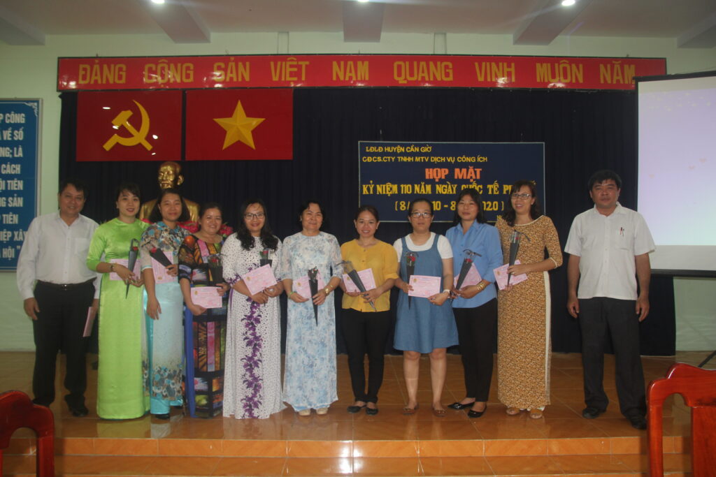 Đ/c Đặng Văn Thiện, Bí thư Đảng uỷ; Đ/c Nguyễn Duy Lộc, Giám đốc tặng hoa và giấy khen cho cá nhân đạt danh hiệu Phụ nữ Hai Giỏi