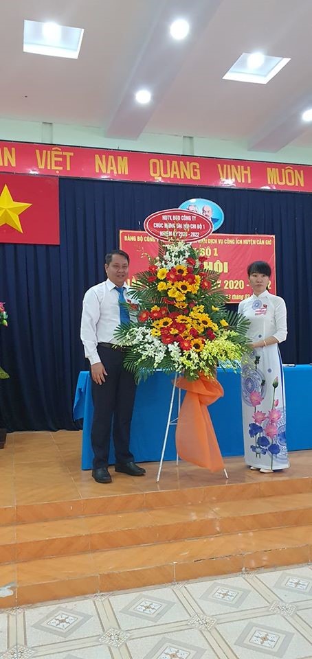 Bí thư Đảng ủy tặng hoa chúc mừng Đại hội Chi bộ 1